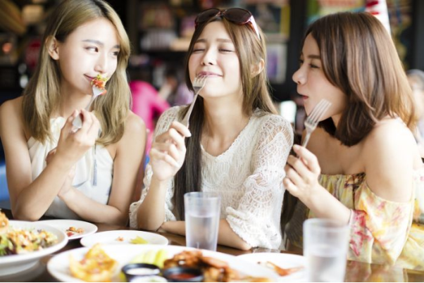 Chiêm bao thấy cùng bạn bè ăn uống